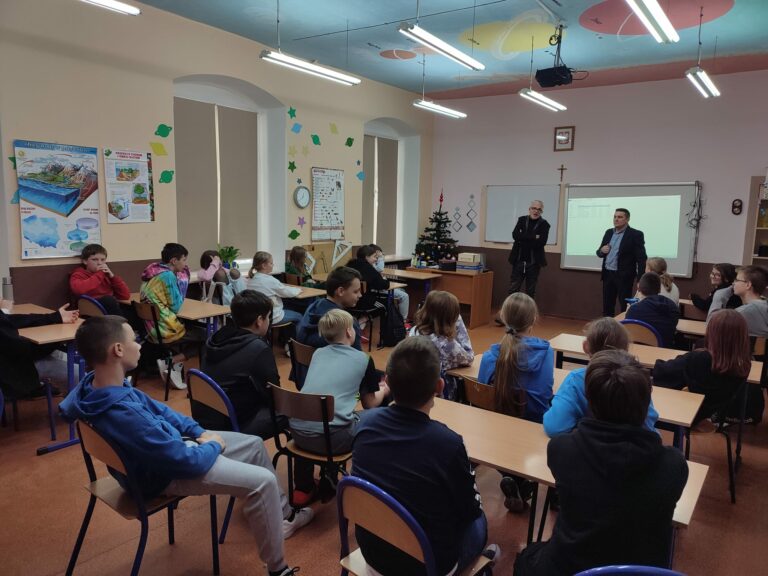 Uczniowie klas VI-VIII wzięli udział w drugiej części warsztatów dotyczących uzależnień