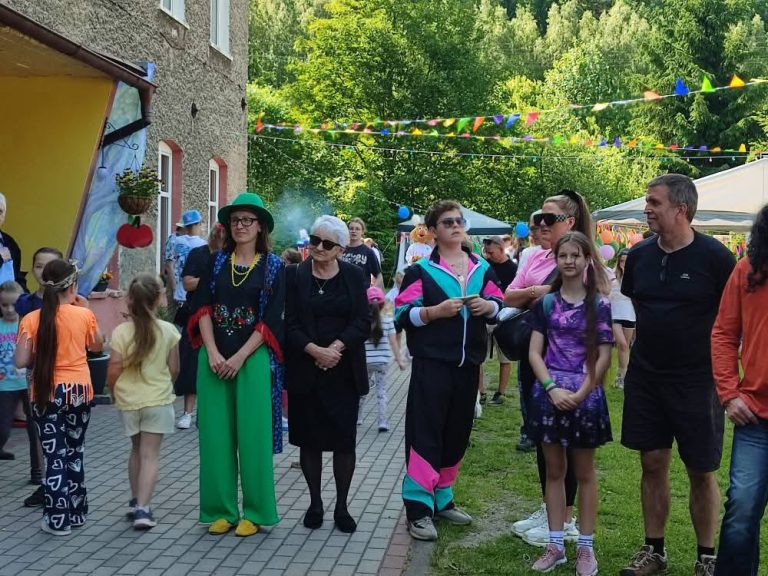 Fantastyczny pilnik rodzinny w stylu PRL