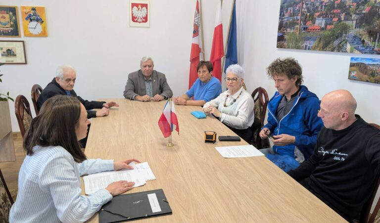 Burmistrz Mieroszowa podpisał umowy z organizacjami pozarządowymi na realizację zadań publicznych w 2026 roku