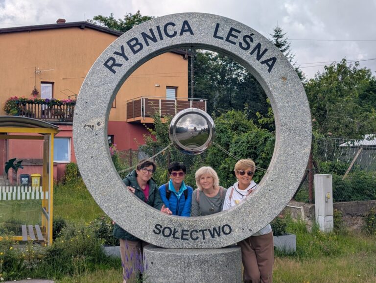 Seniorzy wędrują po Gminie – spotkanie w Rybnicy Leśnej